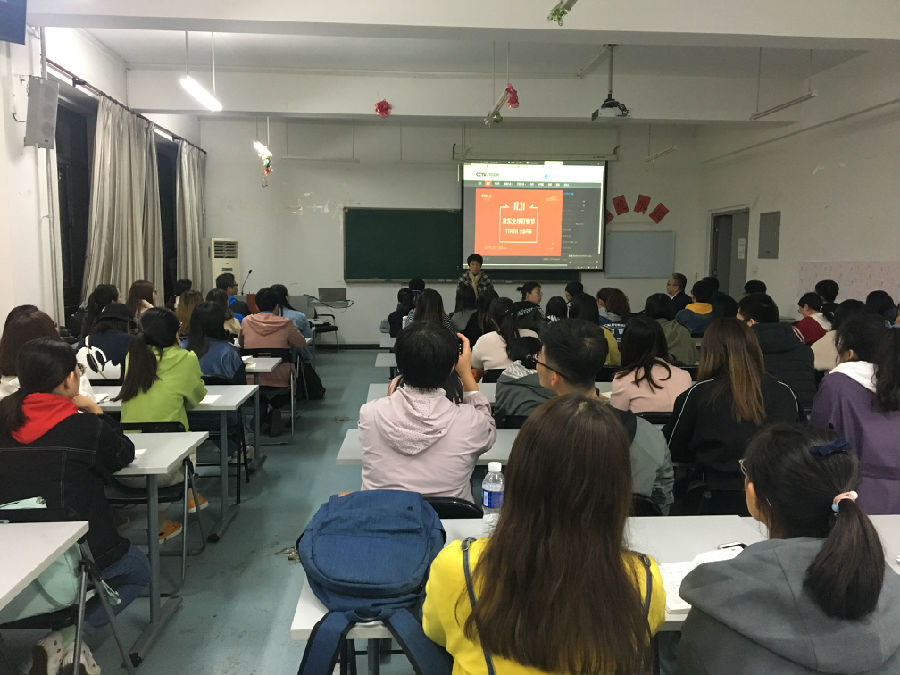 191022公司领导班子带领大家收看榜样四.JPG
