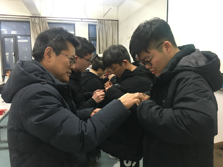 佩戴党徽